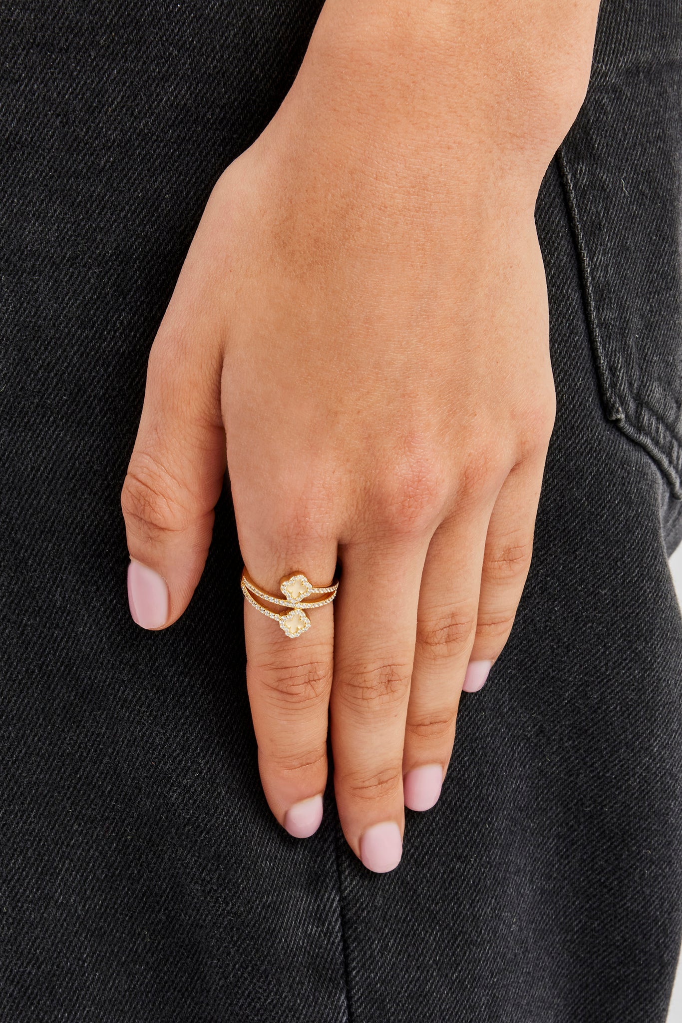 Pastellfarbener Twist-Ring mit Zitronenmotiv – 15 mm